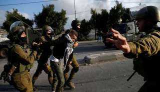 الاحتلال يعتقل 10 فلسطينيين من الضفة والقدس