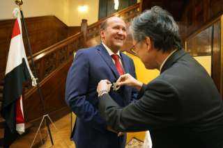 السفير هشام بدر يتسلم وسام الشمس المشرقة ”النجمة الذهبية والفضية” من سفارة اليابان
