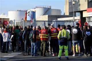 رغم التهديد الحكومي.. عمال مصافي النفط الفرنسية يصوتون على مواصلة الإضراب