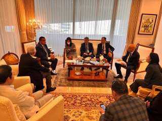 وزير التنمية المحلية يشارك في غداء عمل استضافه السفير المصري في سول
