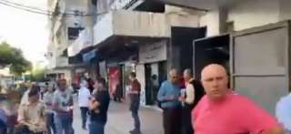 بالفيديو.. مودع لبناني يحتجز رهائن في مصرف بمدينة صيدا