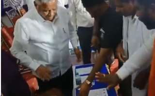 بالفيديو.. وزير هندي يصفع امرأة اقتربت منه أثناء توزيع صكوك ملكية أراض