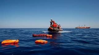 إنقاذ 9 مهاجرين وفقد العشرات بعد غرق قاربهم قبالة جزيرة يونانية