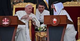 البابا فرنسيس يقيم قداسا يحضره الآلاف في البحرين