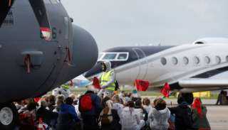 نشطاء المناخ يعرقلون مغادرة طائرات خاصة في مطار بهولندا