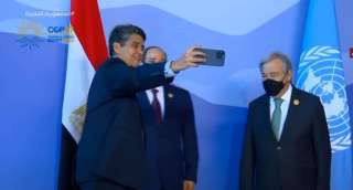 بالفيديو.. رئيس جمهورية بالاو يلتقط ”سيلفي” مع الرئيس السيسي في لحظة وصوله لحضور قمة المناخ