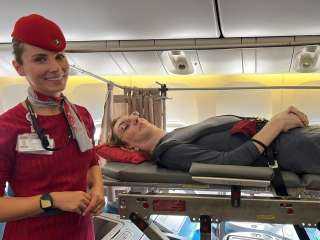 شركة طيران تزيل 6 مقاعد من متن الطائرة.. بسبب أطول امرأة في العالم