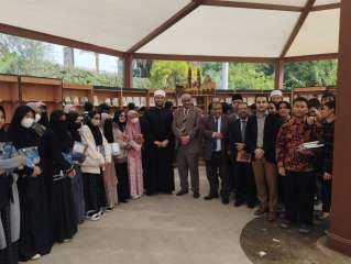 إقبال كثيف من الطلاب الوافدين على إصدارات «البحوث الإسلامية» بمعرض الكتاب بالمنظمة العالمية لخريجي الأزهر