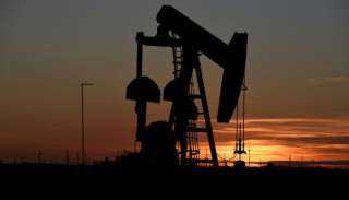 أسعار النفط تواصل التراجع وتقترب من أدنى مستوى في نحو شهرين