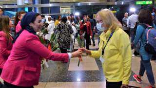 مطار القاهرة الدولي يحتفل مع وفود مؤتمر المناخ على أنغام الموسيقى خلال عودتهم من مدينة شرم الشيخ