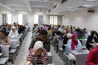 طلاب جامعة القاهرة يواصلون أداء امتحانات منتصف الفصل الدراسي الأول