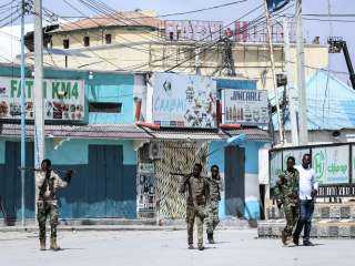 قوات الأمن الصومالية تستمر في محاصرة فندق هاجمته حركة الشباب