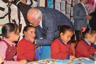 محافظ بورسعيد يتابع سير وانتظام العملية التعليمية بمدرسة المجد للتعليم الاساسي بجنوب بورسعيد