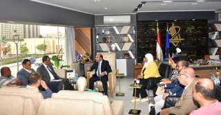 محافظ أسوان يلتقى بوفد وزارة التنمية المحلية