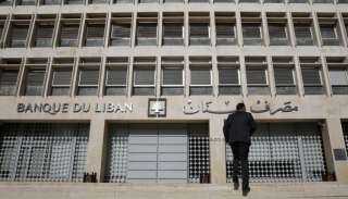 البنك المركزي اللبناني يسمح للبنوك بشراء الدولار حتى نهاية العام