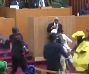 فيديو.. شجار في البرلمان السنغالي ينتهي بتدخَّل الإسعاف