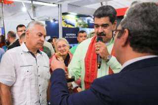 الرئيس الفنزويلي يتفقد الجناح المصري بمعرض فنزويلا الدولي للسياحة FITVEN22