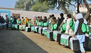 مركز الملك سلمان للإغاثة يوزع حقائب شتوية في مختلف أقاليم باكستان