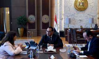 رئيس الوزراء يتابع مع وزيرة الدولة للهجرة وشئون المصريين بالخارج عددا من ملفات عمل الوزارة