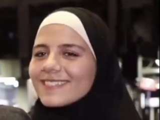 بالفيديو.. مرض نادر يجبر شابة سورية على الضحك حتى الإغماء