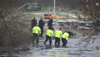 وفاة 3 أطفال سقطوا في بحيرة يغطيها الجليد بوسط إنجلترا