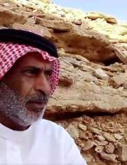 بسبب عقوق الأبناء.. فيديو مؤثر لمسن سعودي قرر البقاء في الصحراء حتى الموت