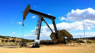 النفط يستقر وسط ارتفاع المخزونات وتوقعات بتعافي الطلب في 2023