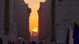 أكثر من ألف سائح مصري وأجنبي يشهدون ظاهرة شروق الشمس على معابد الكرنك