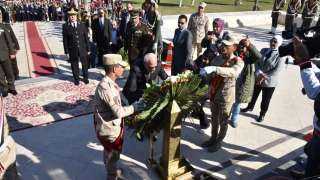 محافظ بورسعيد وقائد الجيش الثاني الميداني يضعان إكليلا من الزهور على النصب التذكاري احتفالا بالذكرى ال66 لعيد بورسعيد
