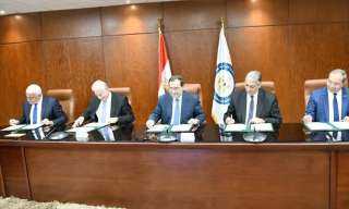 وزير البترول يوقع عقدي تنمية مجتمعية جديدين بجنوب سيناء ومطروح