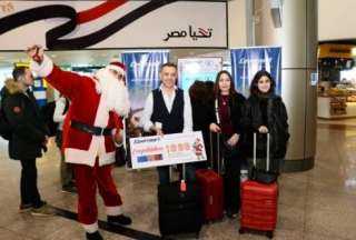 مصر للطيران تحتفل بأعياد الكريسماس مع عملائها بمطار القاهرة