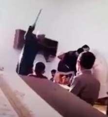 بالفيديو.. اعتداء شيخ على طفل داخل مسجد يثير غضبا