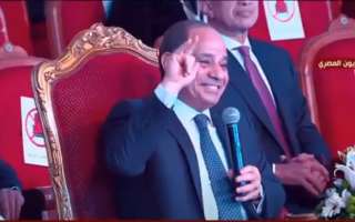 بلغة الإشارة.. الرئيس السيسي يرد التحية على شابة من ”قادرون باختلاف”