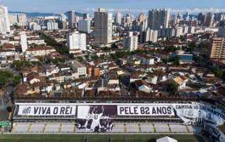 جثمان بيليه يصل نادي سانتوس في البرازيل لوداعه
