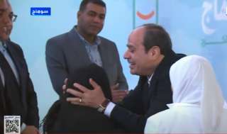 الرئيس السيسي يقبل رأس سيدة عجوز ويتناول الإفطار مع أهالى قرية أم دومة بسوهاج