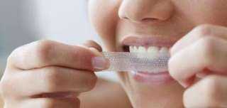 لصقات تبييض الاسنان .. فوائدها وأضرارها و أنواعها