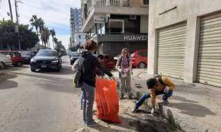 طاقم سفينة لوجوس هوب ينظفون شارع فلسطين في بورسعيد