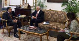 رئيس الوزراء يؤكد لسفير العراق مساندة القاهرة لجهود التنمية فى بغداد