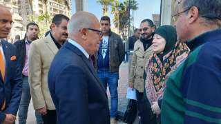 محافظ بورسعيد يتابع سير العمل بإدارات الجهاز التنفيذي للمنطقة الحرة وجهاز حماية المستهلك