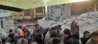 قتلى وجرحى جراء سقوط مبنى سكني مأهول في حلب بسوريا