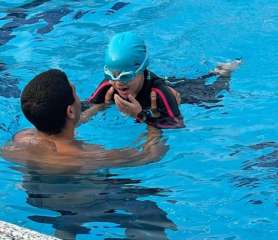 وزير الشباب والرياضة يحقق أمنية الطفلة ”تاليا” بطلة ”قادرون باختلاف” بالتدريب  على السباحة علي يد مدرب خاص