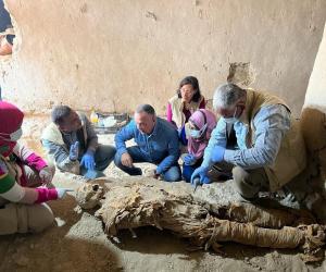 السياحة والاثار: الكشف عن دفنات عائلية لأول مرة من عصر الانتقال الثاني بذراع أبو النجا غرب الأقصر