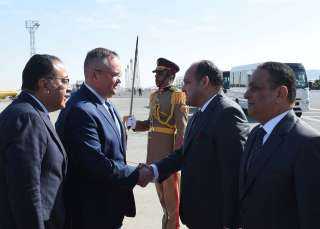 رئيس الوزراء يستقبل نظيره الرومانى بمطار القاهرة