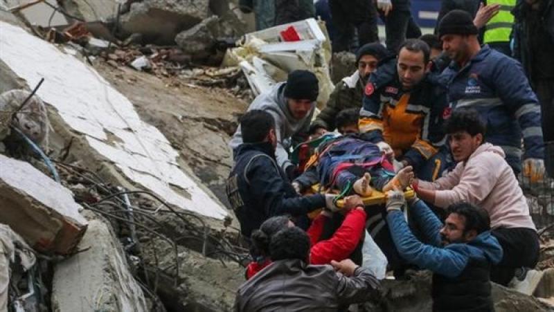 انتشال الأنقاض والمصابين جراء زلزال تركيا