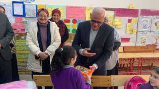 محافظ بورسعيد يتابع سير وانتظام العملية التعليمية بعدد من المدارس