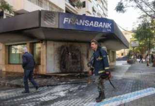 محتجون لبنانيون يضرمون النار ويحطمون بنوكا في بيروت
