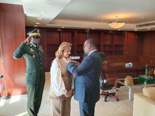 الرئيس ماكي سال يمنح الدكتورة أماني أبو زيد وسام الجمهورية السنغالية