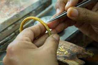 «شعبة الذهب» ومصلحة الدمغة تبحثان آليات تطوير مصانع المجوهرات