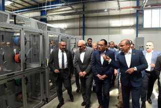 رئيس الوزراء يتفقد مصنع ”بنية” لكابلات الألياف الضوئية المقام بالشراكة مع الهيئة العربية للتصنيع