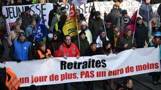 تظاهرات جديدة في فرنسا.. وترقب لتصويت البرلمان على سحب الثقة من الحكومة